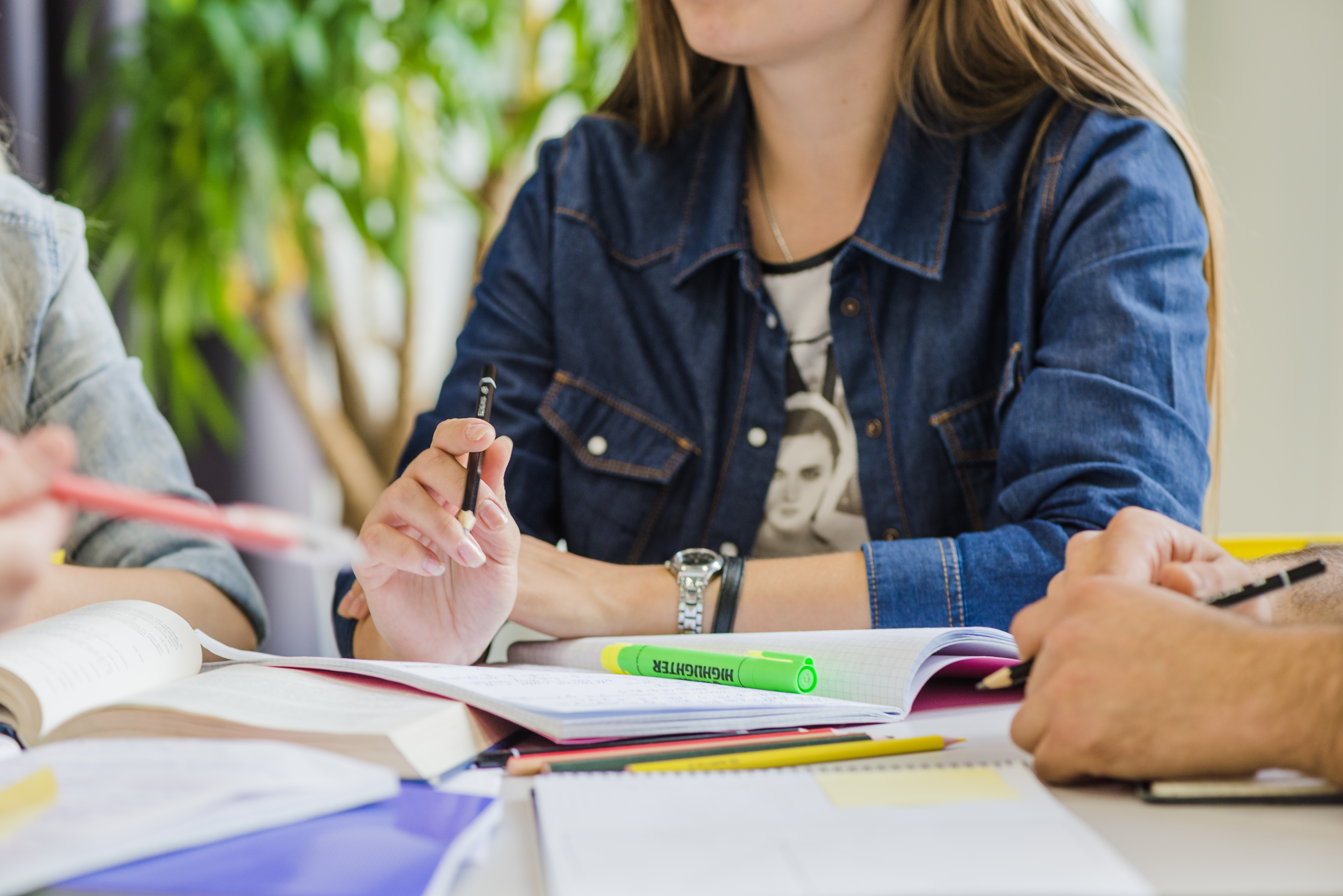Estudante praticando edição de vídeo